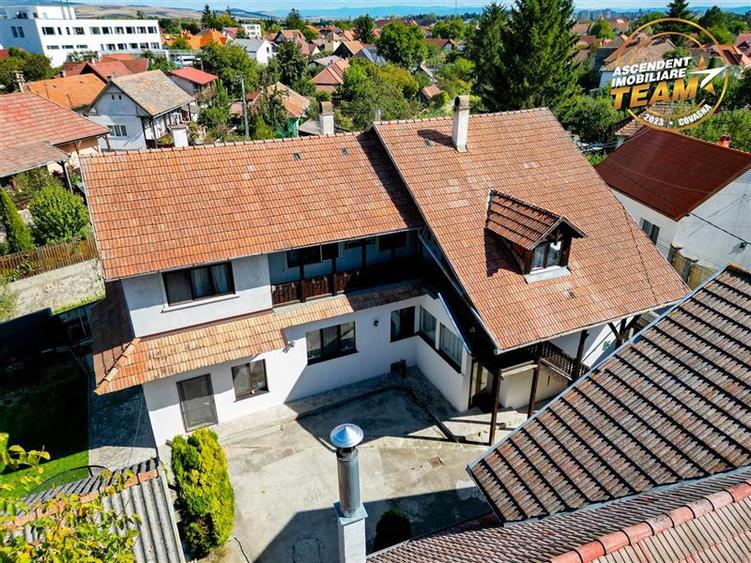 Vila impunatoare cu garaj si anexe, in inima orasului Sfantu Gheorghe, Covasna
