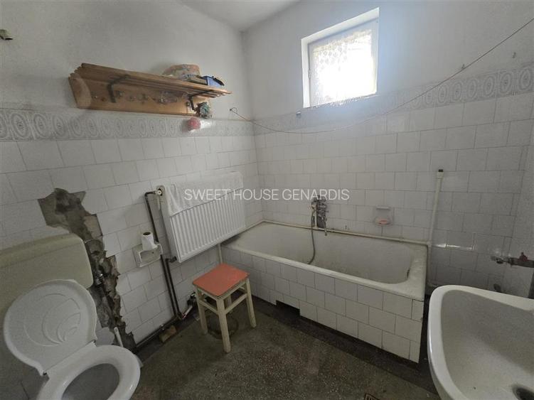 Casa cu trei camere in zona centrala teren generos - 12