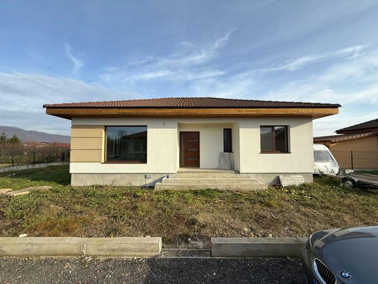 Casă finalizată stil mediteranean , 3 dormitoare, 100 mp utili – Sat Săsar