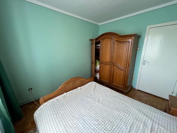 INCHIRIEZ apartament 3 camere semidecomandat, zona Milea