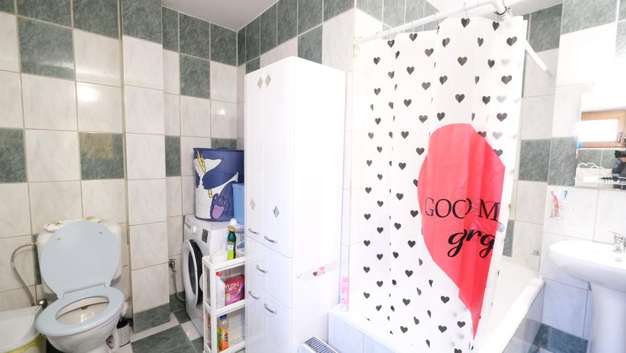 Vanzare casa D+P+1+pod si 519 mp teren in Piatra Neamt compusa din 2 apartamente