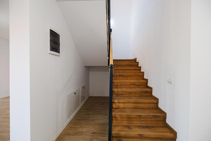 Duplex P+E în Moșnița Nouă, 3 dormitoare, 3 bai, teren 403 mp. Comision 0%