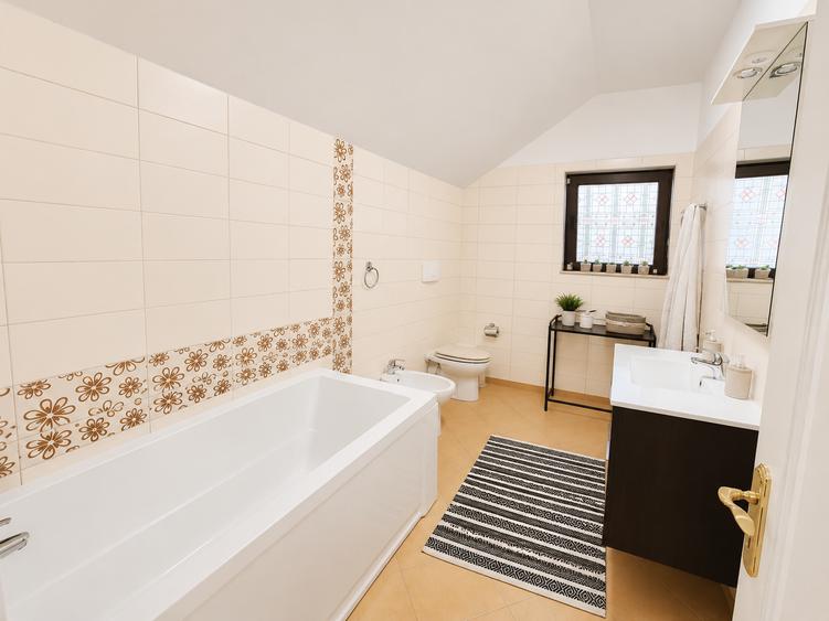 Vila spatioasa de vanzare 7 camere cu gradina amenajata si terasa spectaculoasa