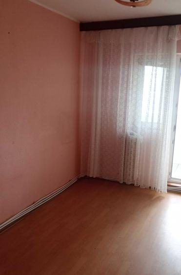 Etaj 4/10 - 2 camere decomandat - bloc pe cadre - liber - Dacia - Bicaz