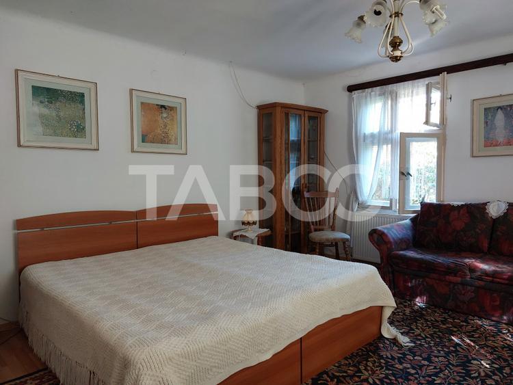 Casa de vanzare cu 2 apartamente separate si teren 544 mp Cisnadioara