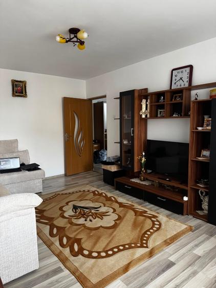 Apartament 2 camere decomandat, centrală proprie, an 1983, Targoviște