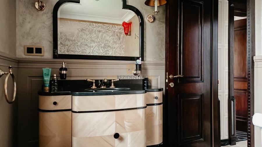 Apartament exclusivist tip duplex, 7 camere + curte, zona Parcul Carol