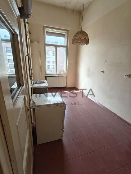 Apartament cu 2 camere cu terasa de 17 mp, tavan inalt, zona Centrala!