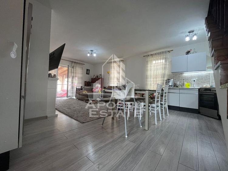Jumatate de duplex  cu 4 camere si 2 bai, decomandat situat in Utvin