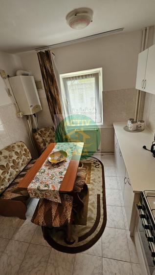 De inchiriat apartament 2 camere, etaj 1,zona Roman Voda