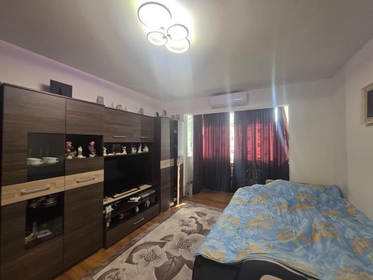Vand 2 camere zona Astra cu vedere spre Tampa si aer conditionat