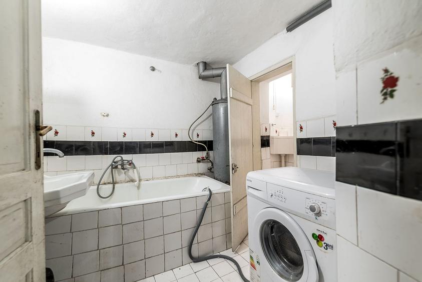 Două fronturi. 2.500 mp. Gospodărie existentă.