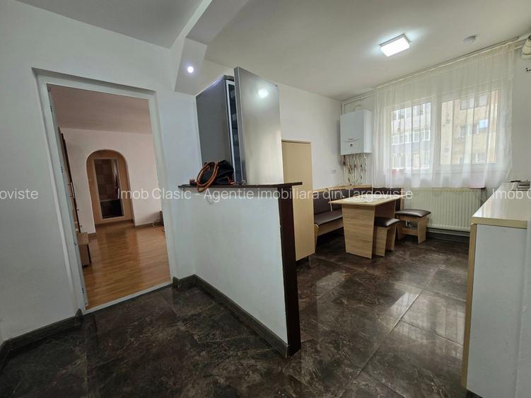 Micro 4 Targoviste, inchiriere apartament 3 camere, etaj 3/4 - 6