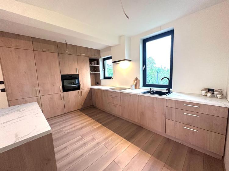 Duplex despartit prin camera tehnica- 5 dormitoare si 3 bai - Mosnita Noua