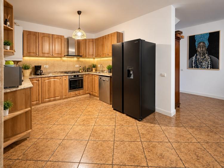 Casa de vanzare PIpera, 5 camere, 3 bai, zona linistita