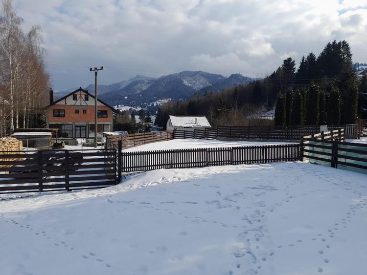 Cabana cu vedere la lac, 8 camere, 200 mp, 1800 mp teren, zona Colibita