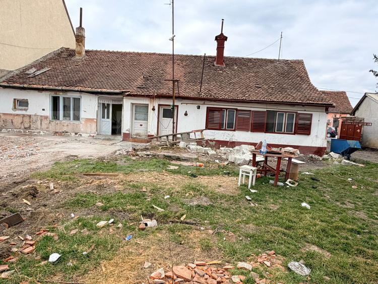 Casă veche cu teren generos – 1595 mp – zonă centrală Hărman
