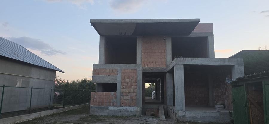 Casă la roșu, 520 mp utili, teren 1.585 mp Strejnicu