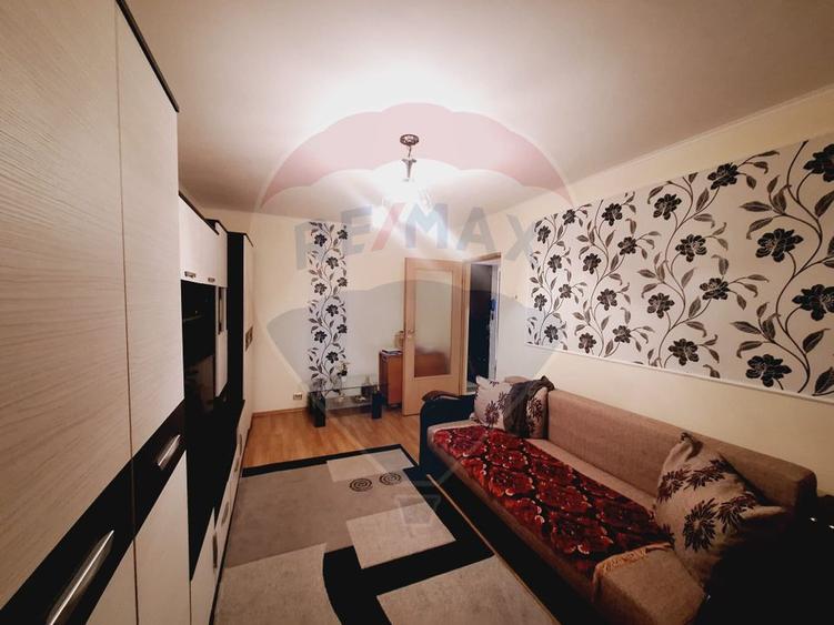 Apartament cu 3 camere de vânzare în zona Nufarul