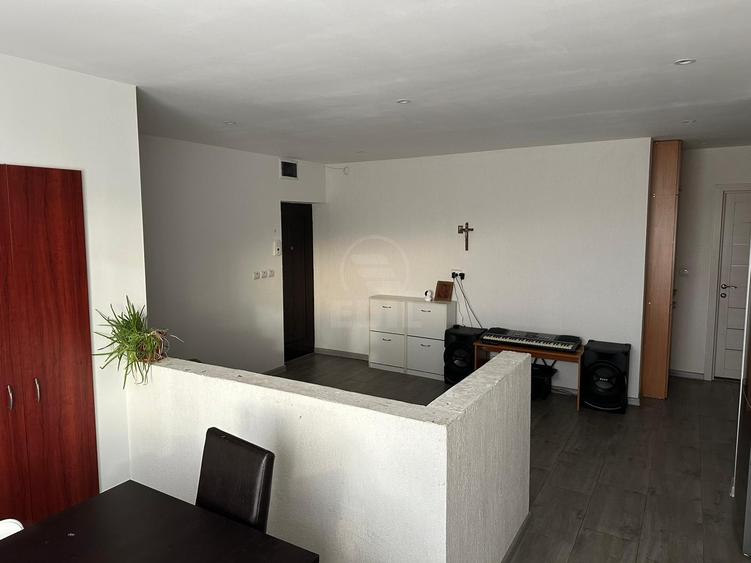 Apartament 3 camere semidecomandat zona Florilor
