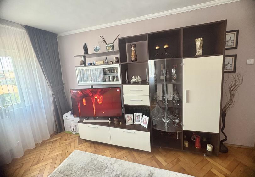 Apartament cu trei camere de vânzare, renovat complet, central