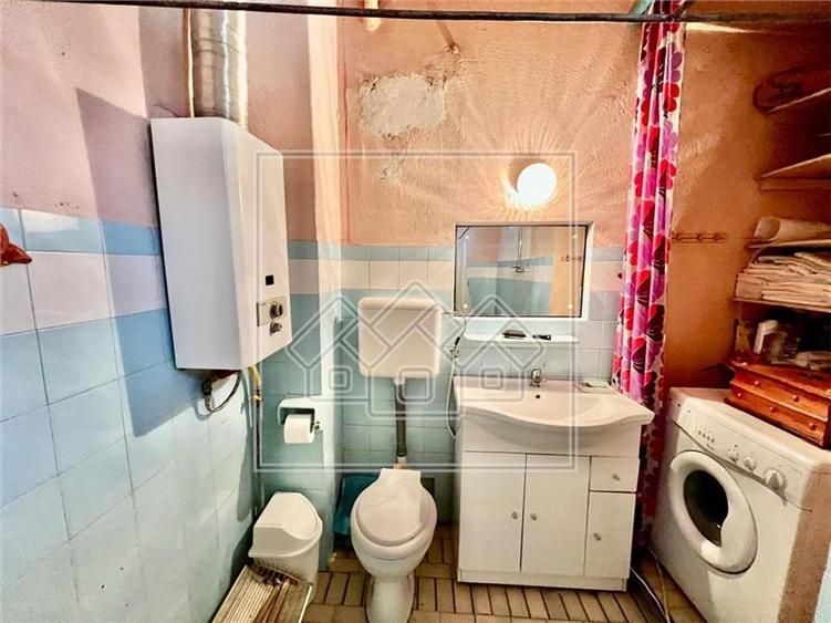 Casa de vanzare in Cisnadie - 6 camere, garaj - teren 250 mp