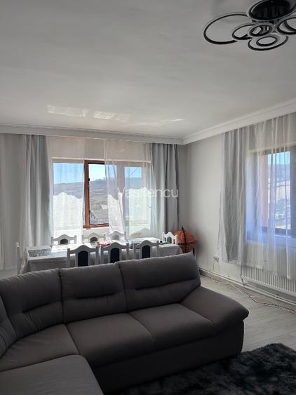 Casă modernă și spațioasă, gata de mutat – 6400 mp teren, terase și garaj – 399. - 6