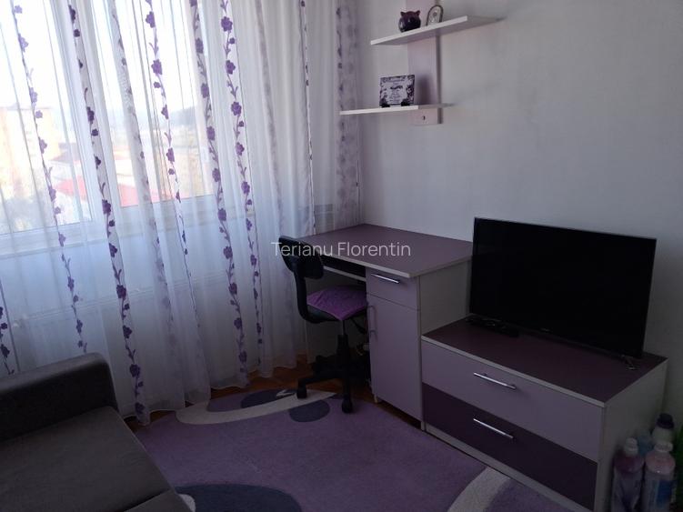 Proprietar  vând  apartament cu  3 camere decomandat în  Reșița  - 6