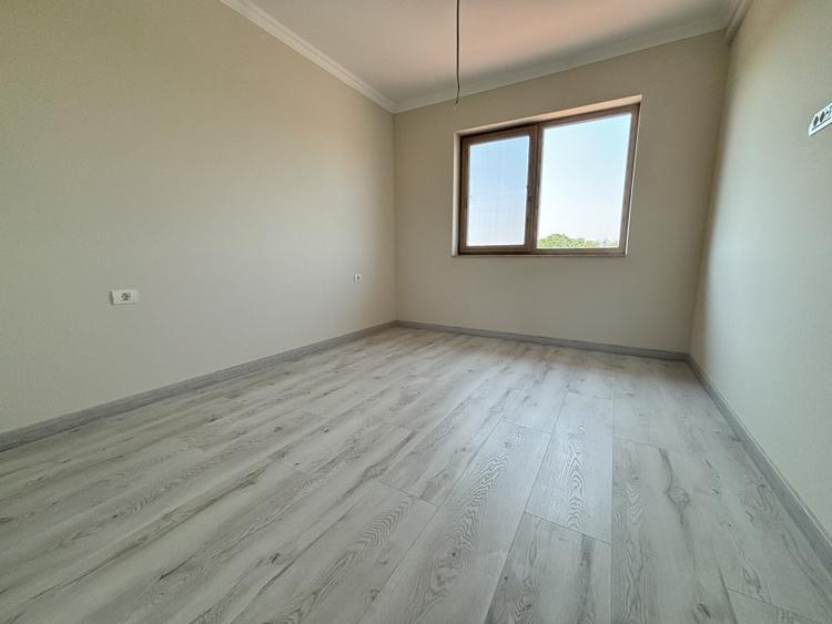 Casa 5 camere, 142mp, 300mp teren, despartita prin GARAJ in Giroc