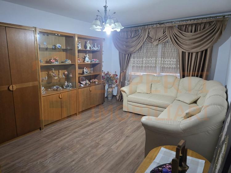 Ofer spre inchiriere apartament cu 2 camere decomandat Casa de Cultura