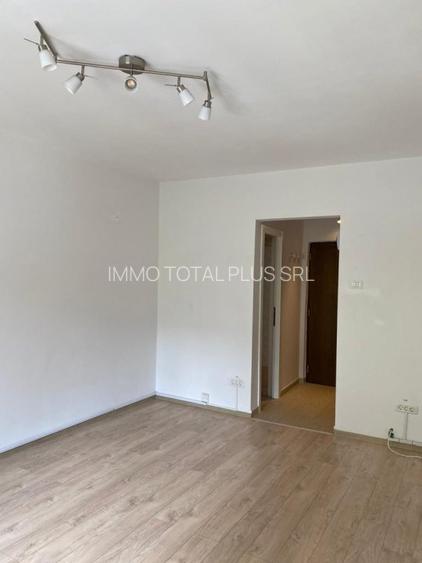 Piata Romana, ideal Birou (office),  et 1 , stradala, nemobilata, 300 euro - 3