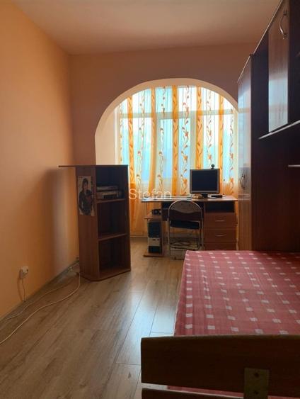 Vindem urgent Apartament 3 camere, centrală, termopan, mobilat - 2