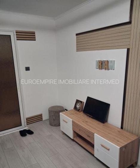 Garsoniera de vanzare zona Poarta 6 - 3