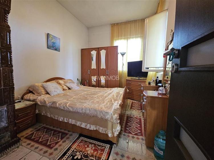 Casa spatioasa de vanzare in centrul satului Racaciuni – teren generos, livada, - 6