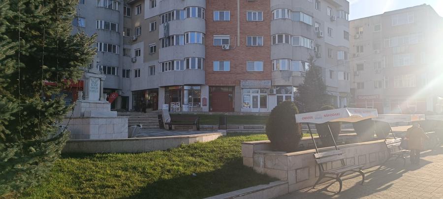 Navodari central spatiu comercial din construcție 2 intrari 2 loc parcare 380