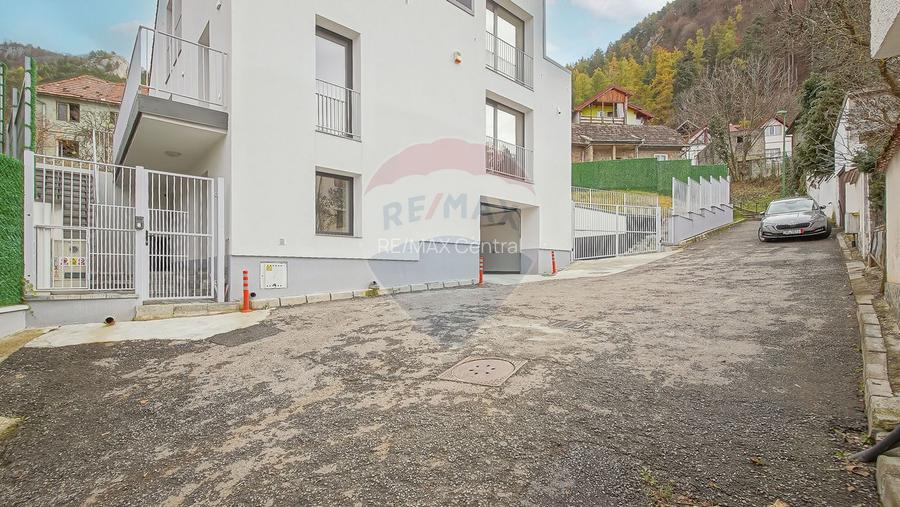 La poalele Tâmpei — vilă contemporană în Schei - 30