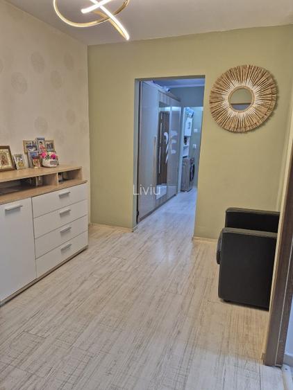 Vand Apartament cu 3 camere in zona Nicolina - 2
