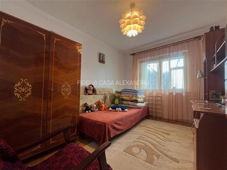 Apartament cu 3 camere decomandat, situat în zona Nicolina 2 – prima parte - 6