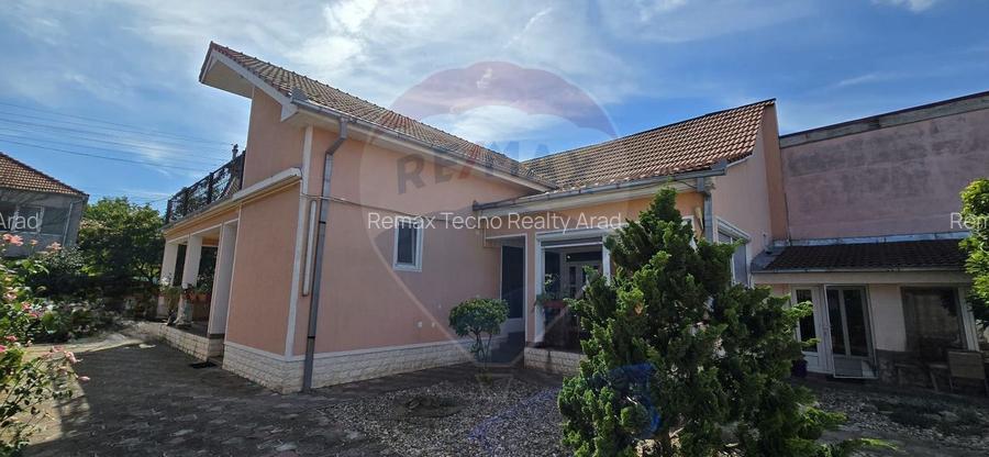 Casă cu etaj deosebită în Chișineu-Criș – un cămin creat cu suflet - 17