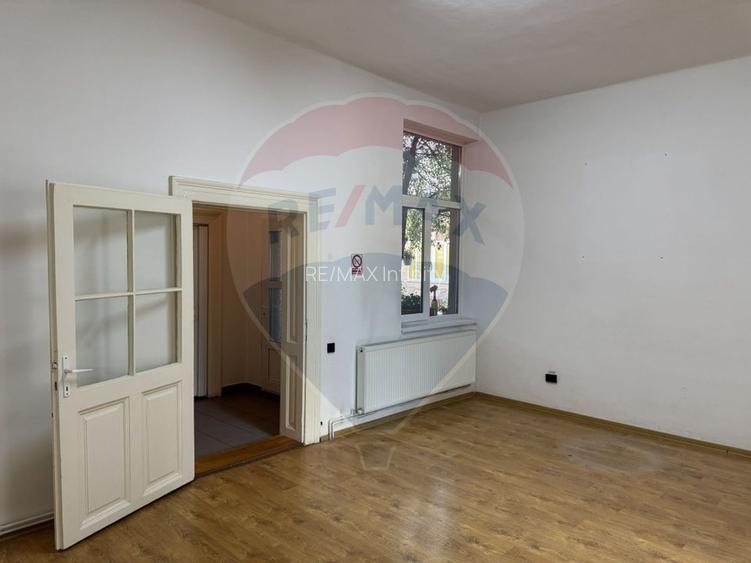 Apartament ultracentral cu curte, 2 unități locative. Str. Pitesti - 19