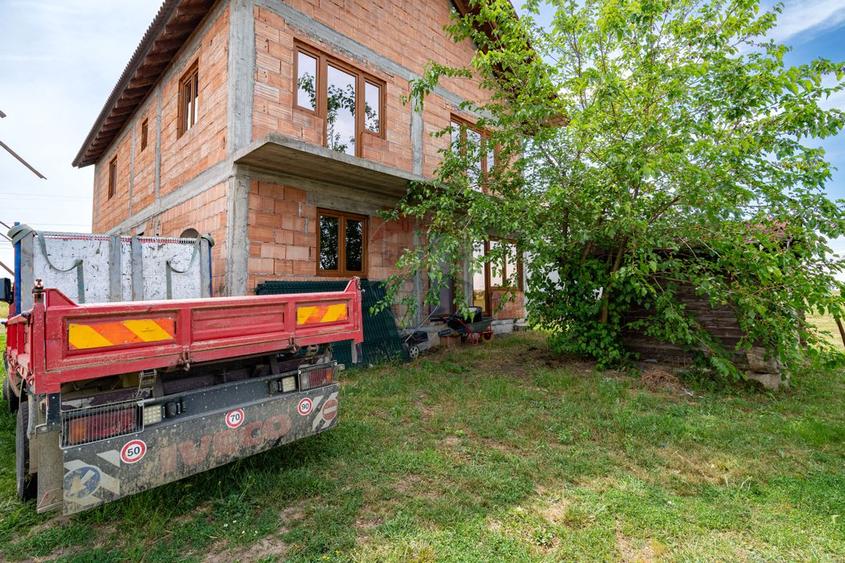 Casă / Vilă nouă de vânzare, la roșu, 5 camere, 225mp, Fântânele, Arad