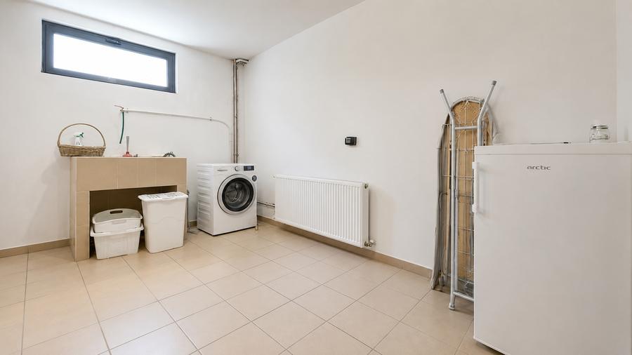 Casa spatioasa de inchiriat cu 5 camere in Zimandu Nou