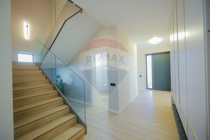 De vânzare Vilă cu 8 camere în Sânmartin, 290 mp util, teren 1100 mp - 11