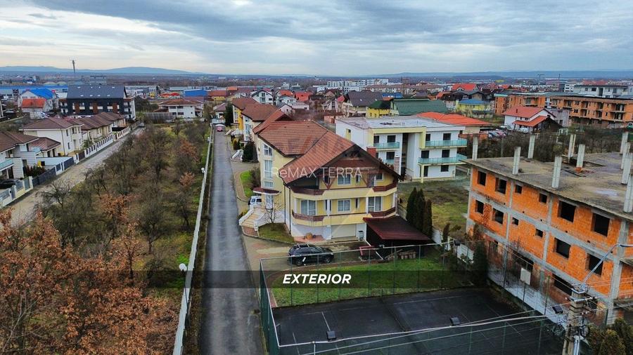 Casă / Vilă de lux cu 2 garaje, 10 camere de vânzare în BAIA MARE - 2