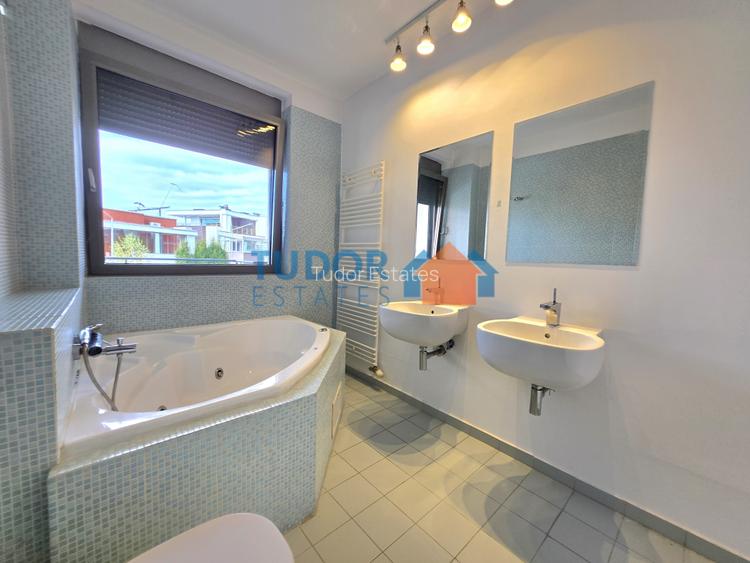 Elegant Multi-Level Home with 4 Bedrooms and Expansive Terraces in Green Lake - 10