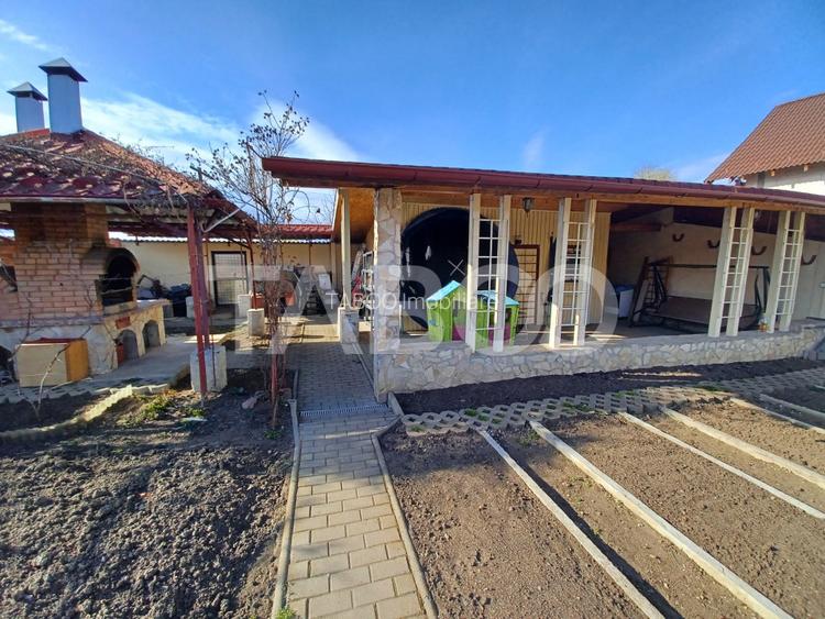 Casa individuala de inchiriat garaj pivnita curte generoasa Strand II - 16