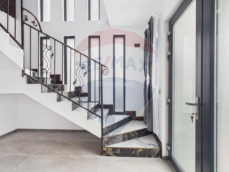 Casă / Vilă cu 5 camere de vânzare - 44