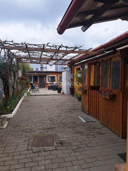 Casa cu 2 apartamente decomandate - 2