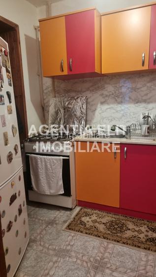 Apartament 2 camere, zona Scolii nr 7, etaj 2, decomandat - 4