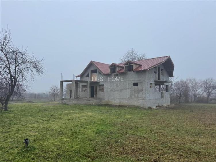 Casa Radulesti, an 1996 ,la rosu, 2.000 mp teren , 310 mp casa - 4